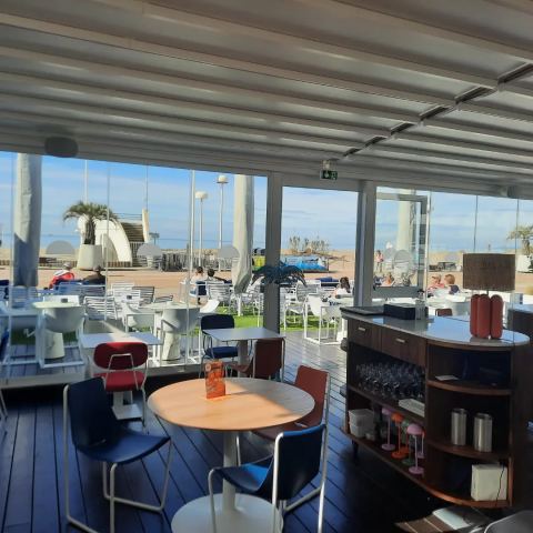 Le CATAMARAN CAFE à la Grande Motte — Réalisation des bâtiments à ossature métal, toit à ouverture retractable (3)