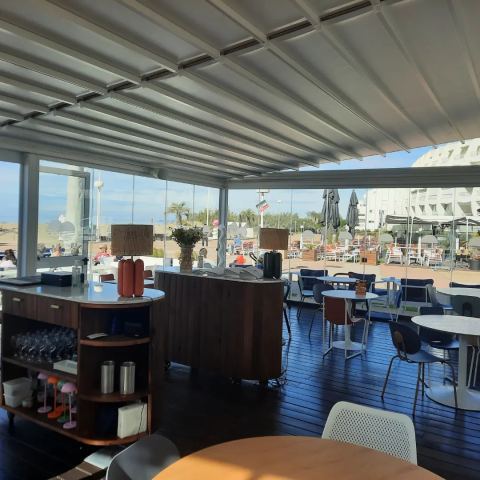 Le CATAMARAN CAFE à la Grande Motte — Réalisation des bâtiments à ossature métal, toit à ouverture retractable (4)